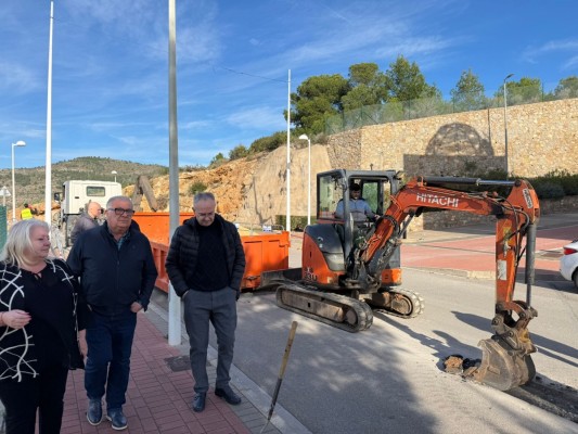 Oropesa interviene en la calle Castell de Miravet para garantizar un abastecimiento de agua seguro