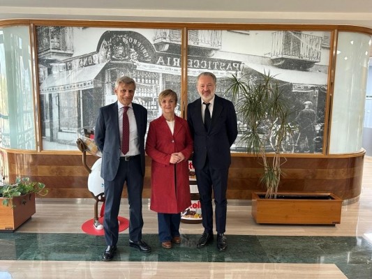 Cano destaca que el Grupo Ferrero invertirá 140 millones en la línea de producción de helados en su fábrica de Alzira