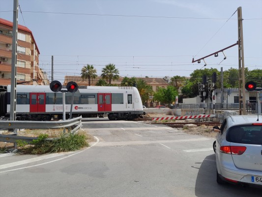 FGV mejora la accesibilidad de pasos a nivel peatonales de la línea 2 de Metrovalencia