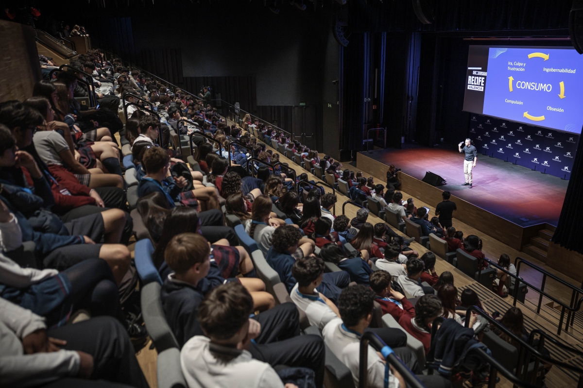 CaixaBank y Fundación Relife reúnen en Valencia a 300 jóvenes para formarlos contra las adicciones a drogas y pantallas