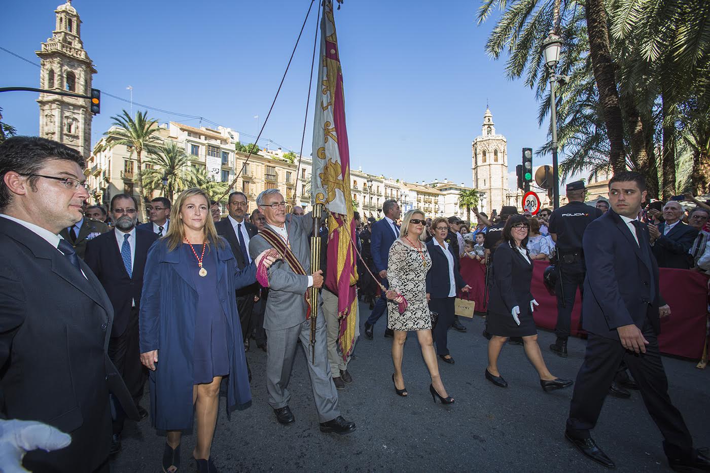 De celebraciones y procesiones cívicas

