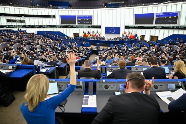 La Eurocámara aprueba el préstamo de 90.000 millones a Ucrania