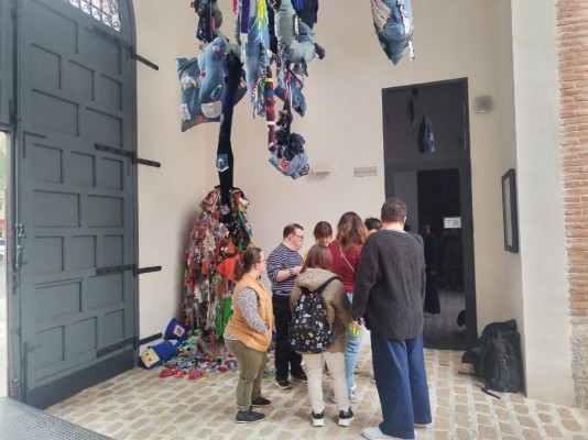 El arte vivo de Mu-tantes vuelve a colonizar la Cárcel Vieja de Murcia con exposiciones e instalaciones sorprendentes