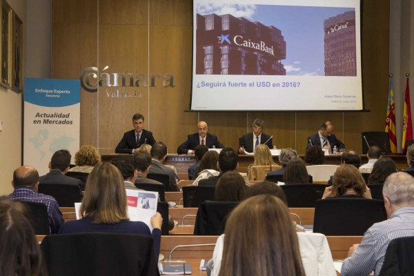 CaixaBank analiza la actualidad de los mercados financieros con empresarios de Valencia