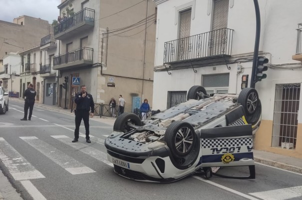 Un coche de la Policía Local de Benissa vuelca tras colisionar con un turismo en pleno centro