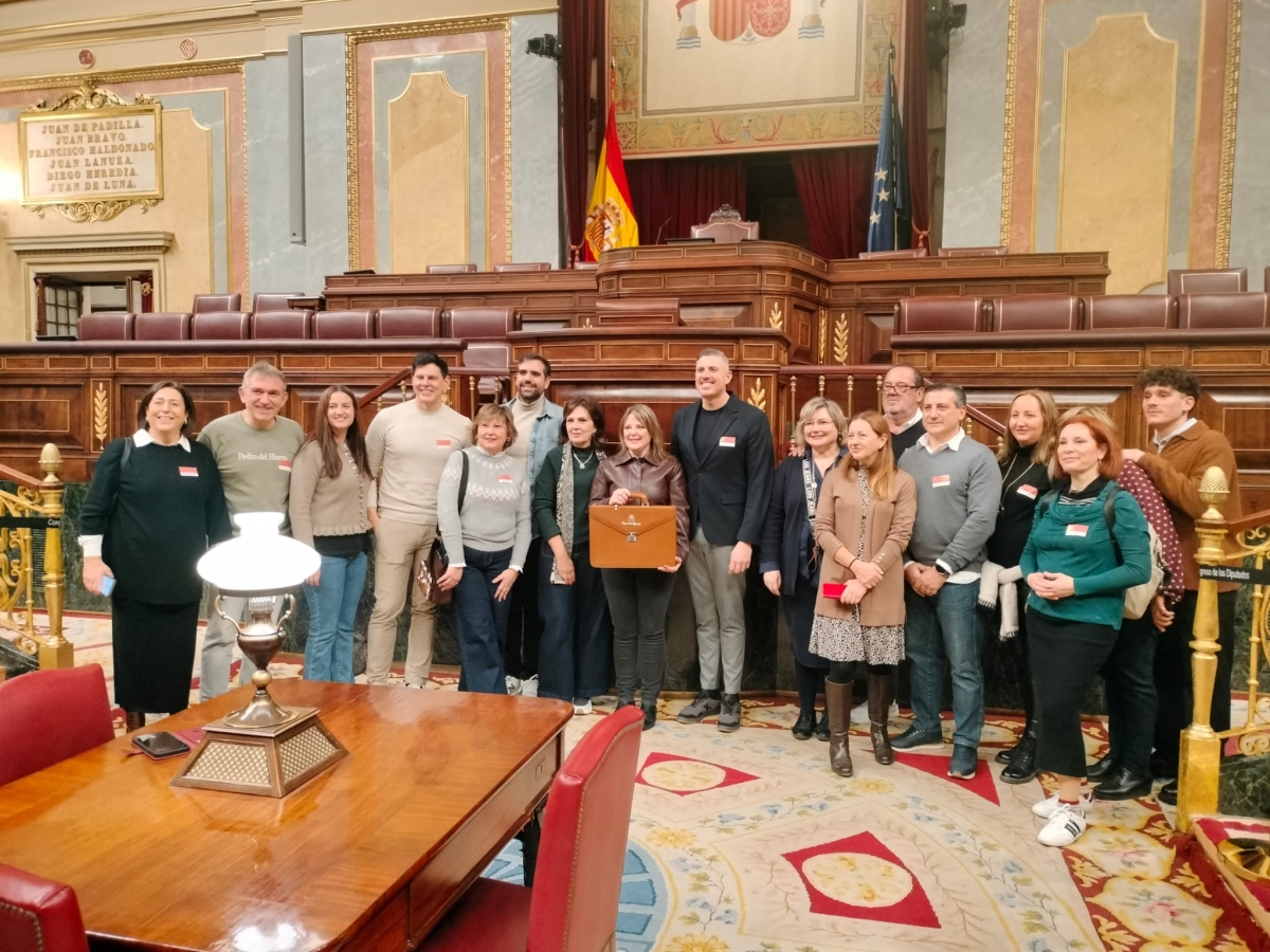 El alcalde de Cullera, Jordi Mayor, y sus concejales con la diputada Ana González días atrás.