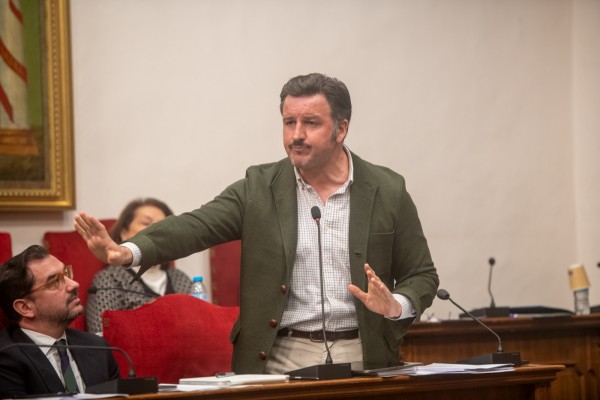 Ruz pide “rebajar la tensión” tras el insulto del concejal de Vox a la portavoz de Compromís en el pleno