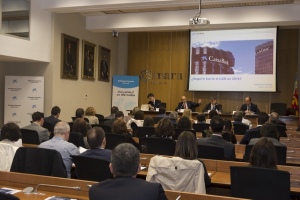 CaixaBank reúne a medio centenar de empresarios valencianos para analizar la actualidad de los mercados