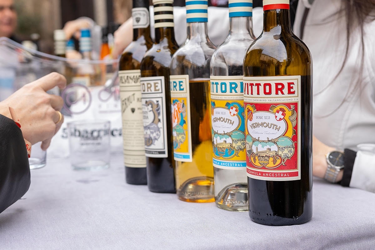 Mercader bailó a ritmo de vermut con música y con sabor Vittore