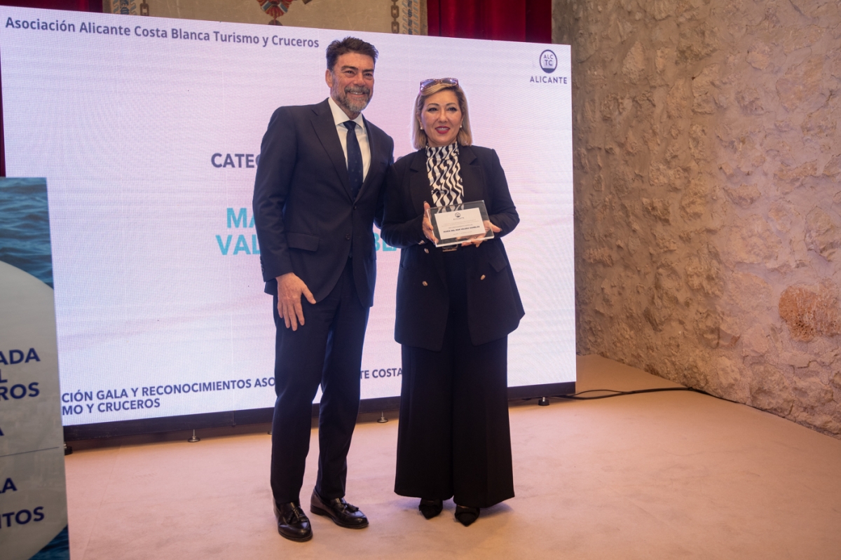 Barcala, entrega el premio a María del Mar Varela, de APEHA. - Foto: RAFA MOLINA Barcala, entrega el premio a María del Mar Varela, de APEHA.