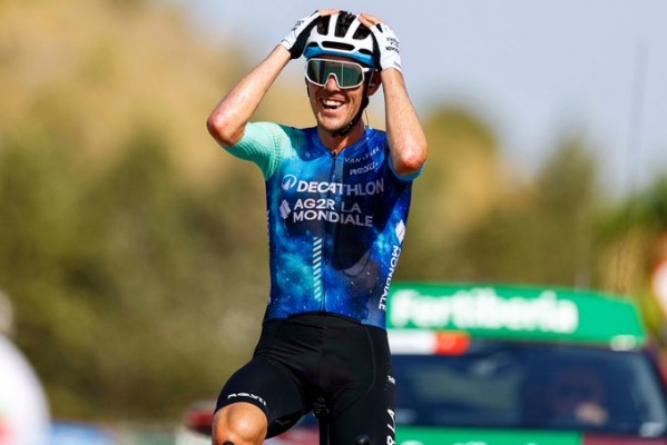 Ben O'Connor se exhibe y asalta el liderato de La Vuelta