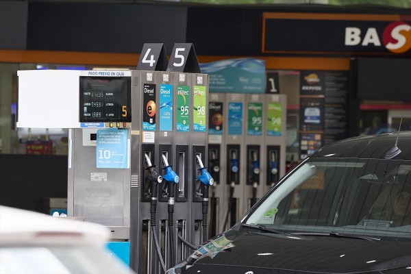 Los carburantes encadenan su cuarta semana de subidas y acumulan un encarecimiento de hasta el 2%
