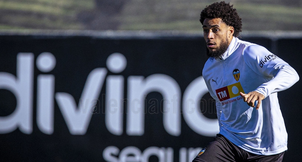 El Valencia CF se ejercita con las ausencias de Danjuma y Thierry Rendall