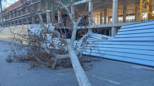 La Marina Baixa cierra parques y cancela actos por la alerta amarilla por vientos fuertes