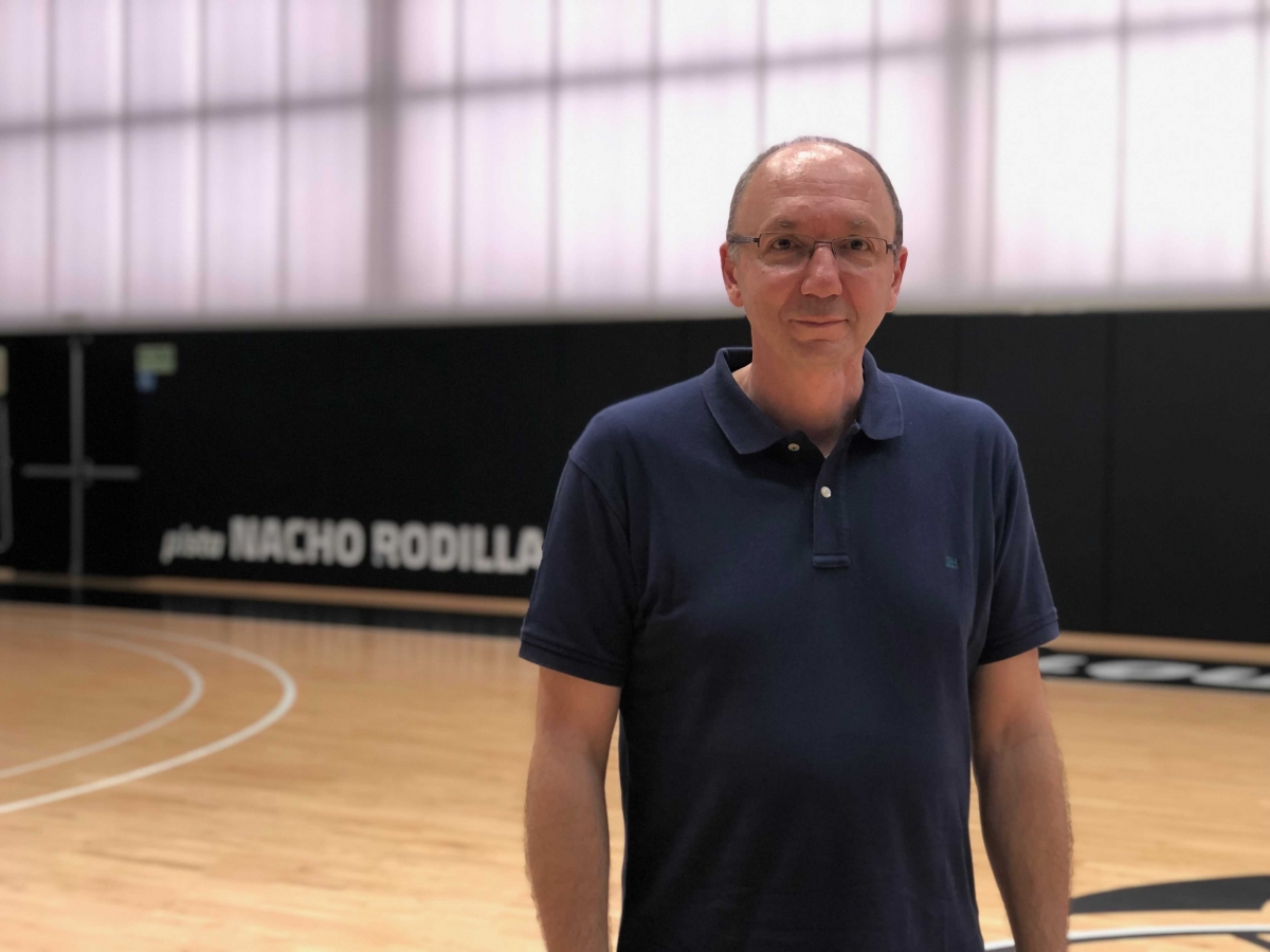 A Esteban Albert le viene grande el traje