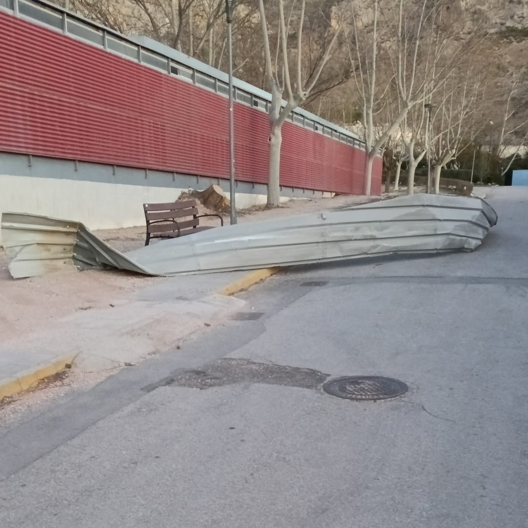 El viento vuelve a dañar la cubierta del pabellón deportivo de Villena y obliga a cerrar las instalaciones municipales