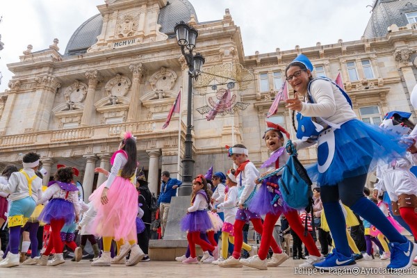 El viento obliga a aplazar al próximo martes el pasacalles escolar de Carnaval de Cartagena previsto para este viernes