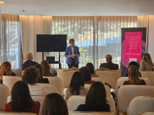 Las mujeres representan el 54 % del empleo en turismo, pero su presencia en puestos directivos 