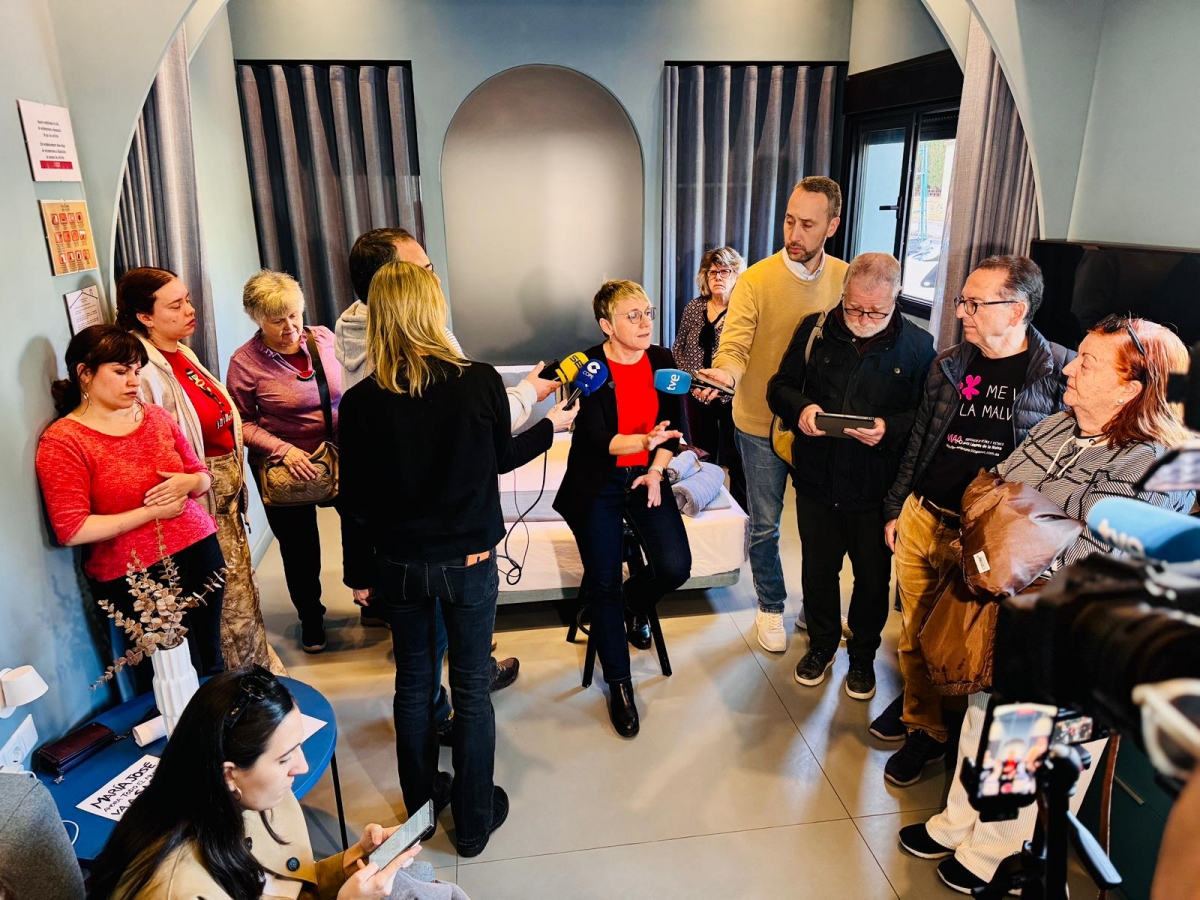 Un bajo en la Malvarrosa, una performance y una 'casualidad': crónica del cruce de datos por los pisos turísticos