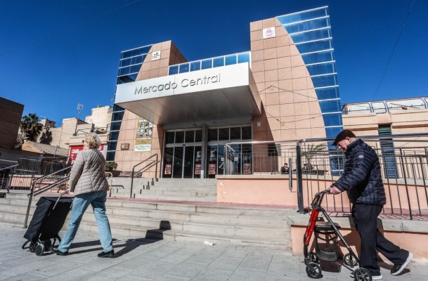 Elda impulsa el relevo generacional en sus mercados municipales con un programa de prácticas junto al CIPFP Valle de Elda