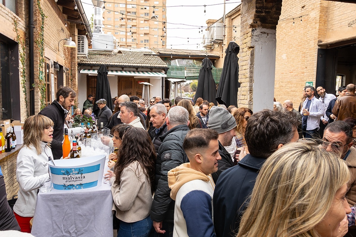 Mercader baila a ritmo de vermut con música con sabor a Vittore