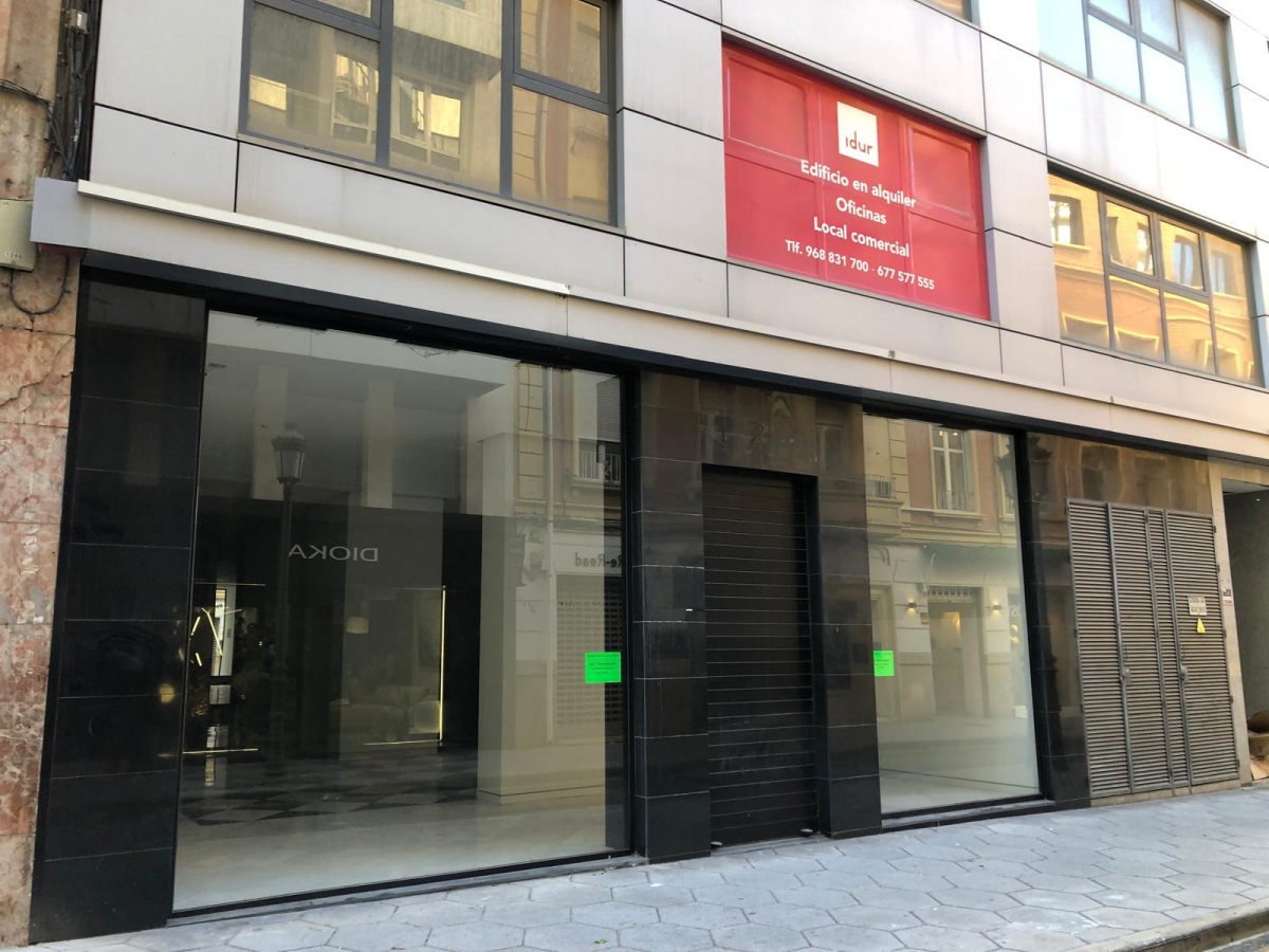 Hannibal Laguna cambia de aires en Alicante: cierra en Teatro y ultima su traslado