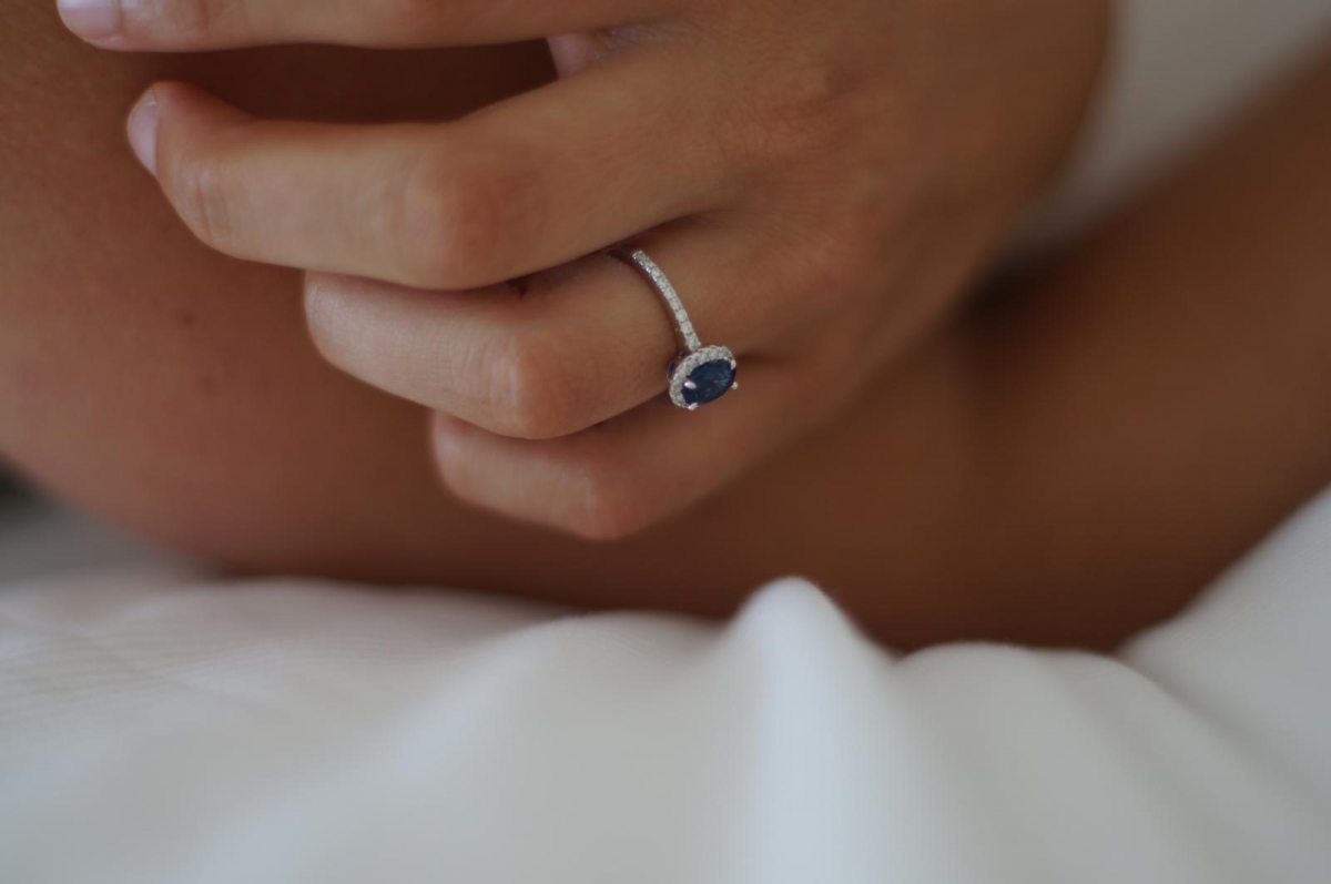 Mesa para dos y un anillo en el postre 