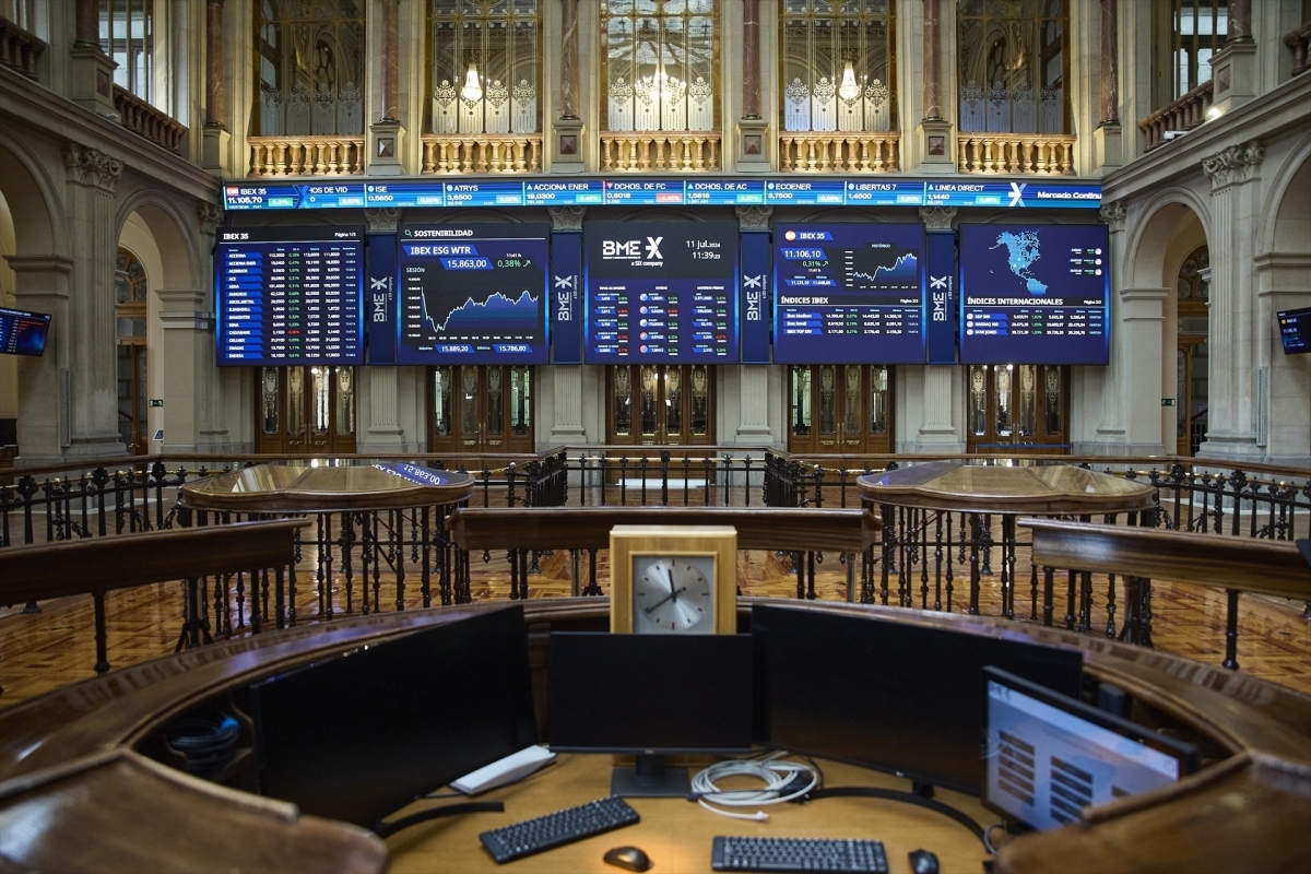 El Ibex 35 cae un 0,82% al cierre, por debajo de los 17.900 puntos