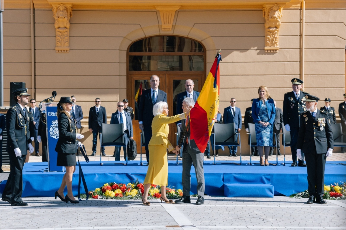 Hortensia Herrero amadrina la entrega de la Bandera a la Policía Nacional de la Comunitat Valenciana