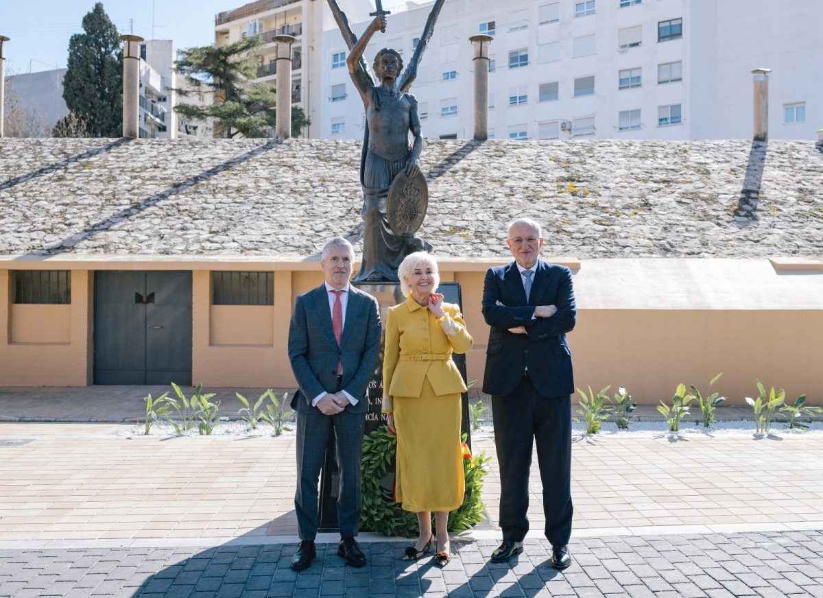 Hortensia Herrero junto a su esposo, Juan Roig (d), y el ministro del Interior, Fernando Grande-Marlaska (i).