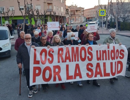 Vecinos de Los Ramos protestan en la calle por el mal olor de las aguas del camino del Polvorín