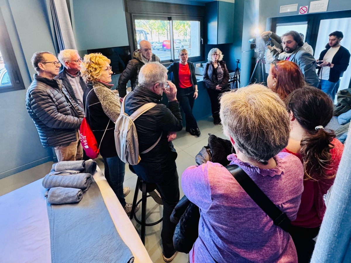 La portavoz de Compromís junto a vecinos del Cabanyal y la Malva-rosa