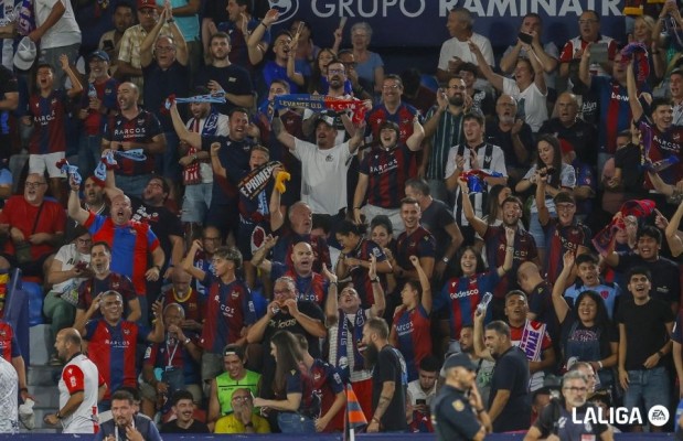 La afición del Levante, convocada para entrar al campo una hora antes del inicio del derbi
