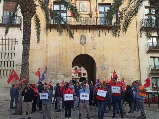 Fricción en Elche por los adeudos a la plantilla municipal, otra concentración de CCOO; UGT pide unidad 