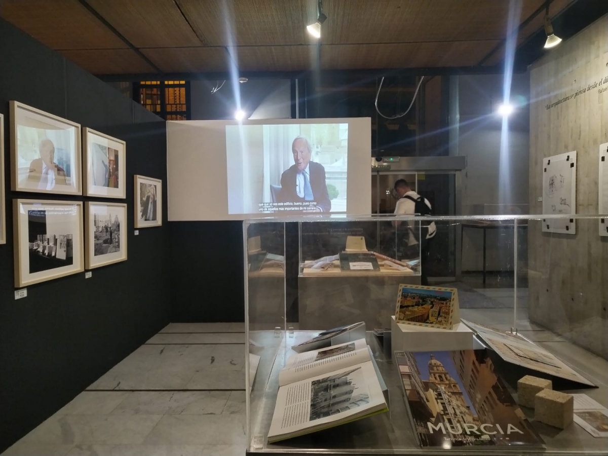 Un solo Moneo y 50 miradas: el arte rinde homenaje al edificio que ha conquistado el corazón de Murcia