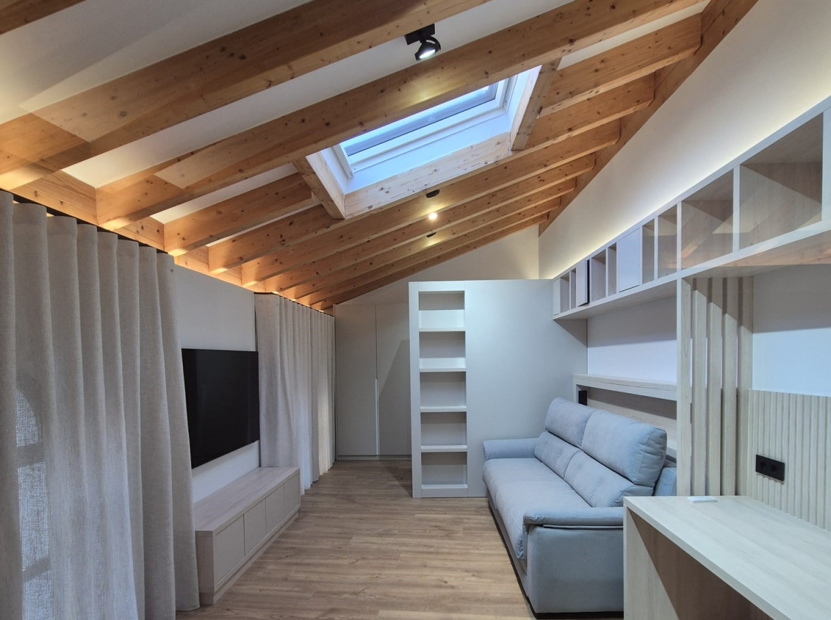 El ático abuhardillado de la Casa de los Arcas, en la calle Corredera de Lorca, que se asoma al cielo y reivindica su historia