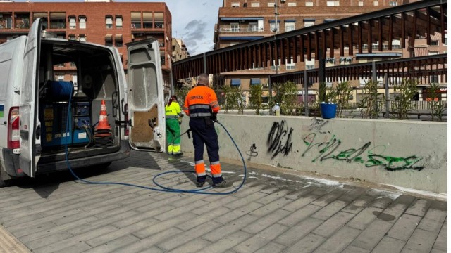 El servicio de limpieza de Elche realiza más de 300 actuaciones para eliminar grafitis en 2025