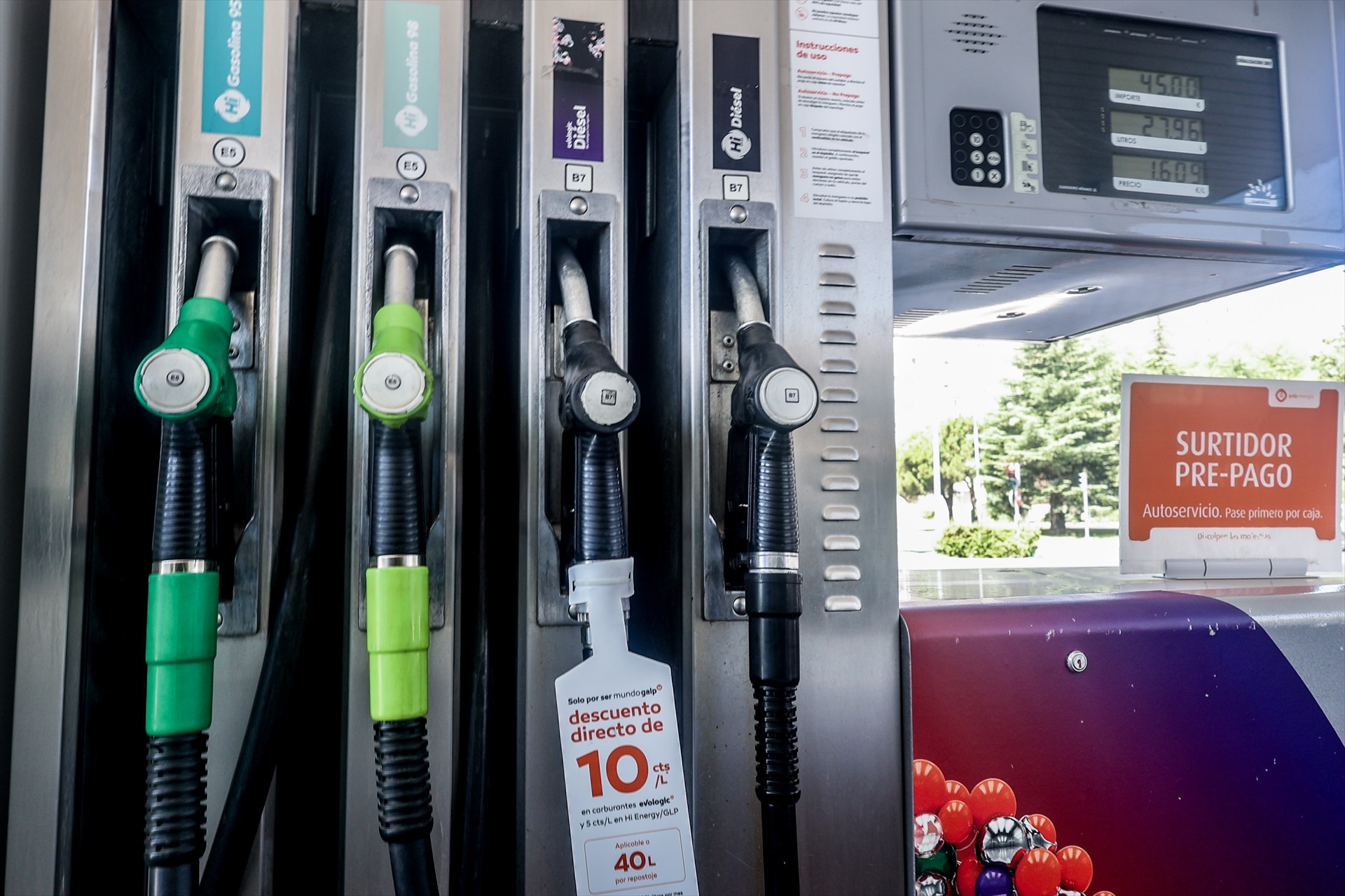 La gasolina baja al precio más bajo desde febrero y abarata los desplazamientos del puente
