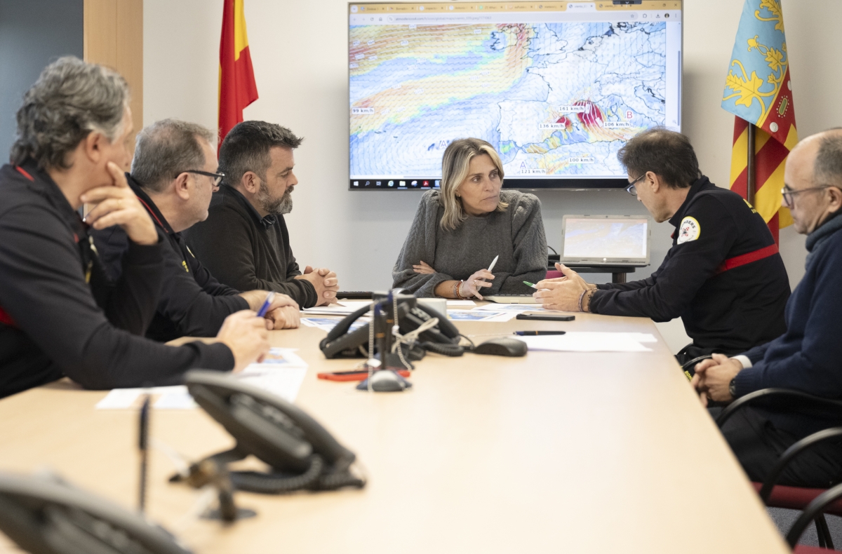 La alerta roja por viento en Castellón: la Diputación refuerza a Bomberos y municipios suspenden actos