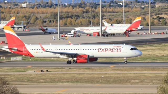 Iberia y sindicatos firman preacuerdo para el XXIII convenio colectivo de tierra, con alza salarial del 3,5%