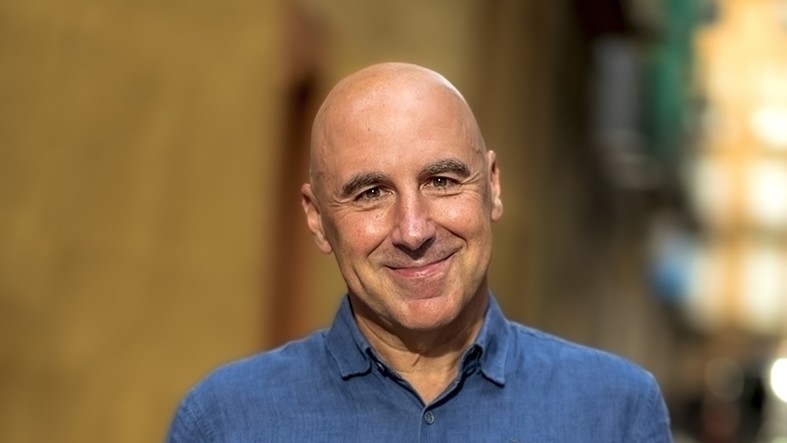 Silvestre Vilaplana guanya el 45é Premi Enric Valor amb una novel·la sobre l’addicció al joc entre joves