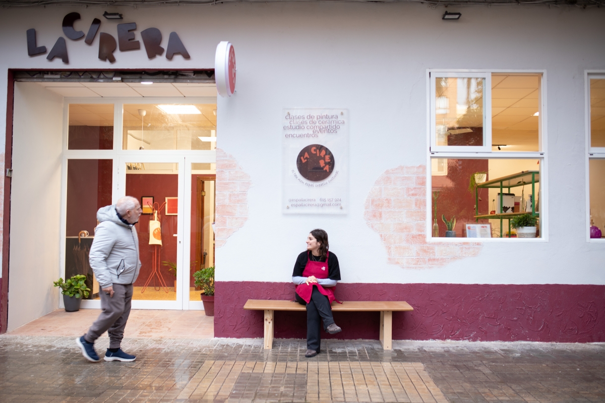 La Cirera: la nueva vecina de Patraix abierta a enseñar y mostrar arte