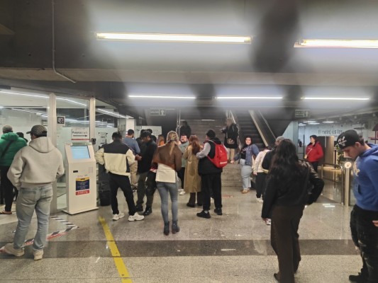 Hasta seis horas de cola y buscando turnos en la basura: el caos en la oficina de ATM en Colón