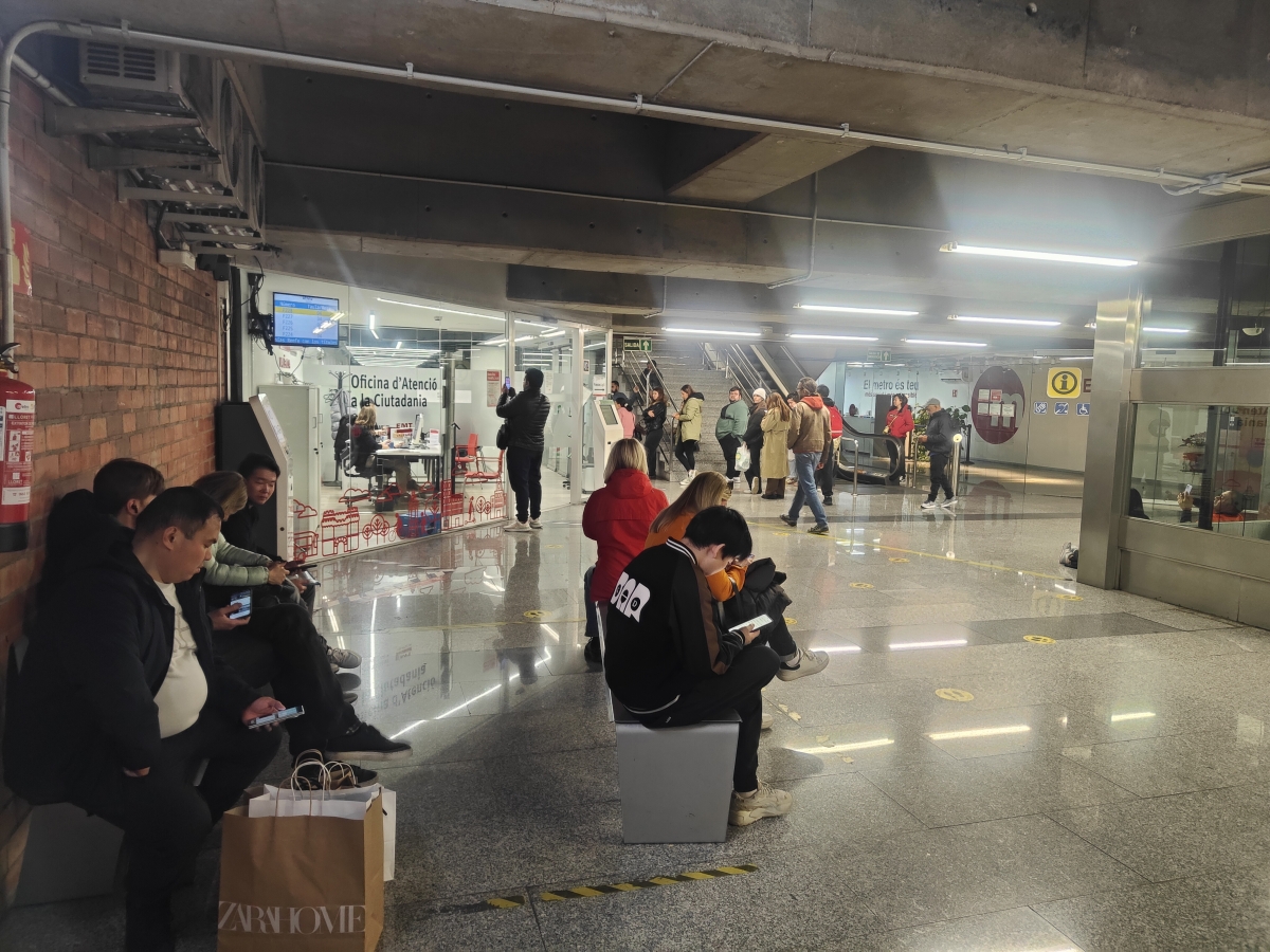 Largas esperas en la oficina de Colón.