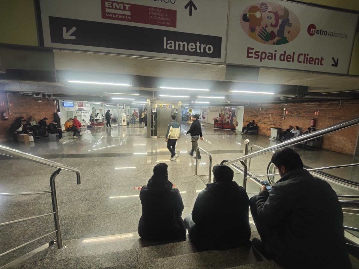 Largas esperas en la oficina de Colón.