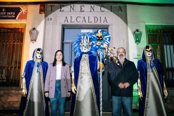 El rey Carnestoltes recibe la vara de mando en el Grau mientras la celebración mira de cerca al viento