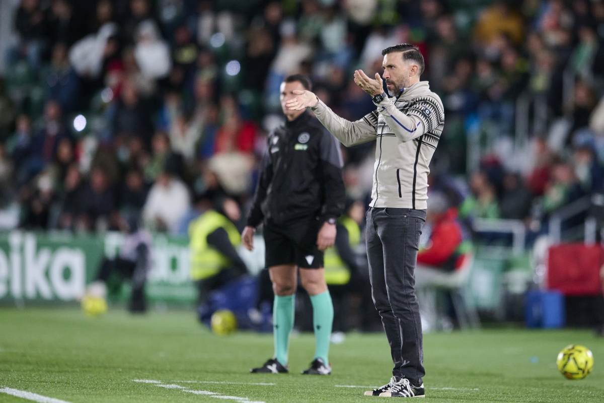 Sarabia da instrucciones desde la banda