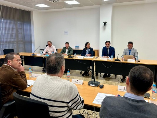 La consejera Rubira anuncia una inversión de 1,3 millones para mejorar las infraestructuras de los pescadores 