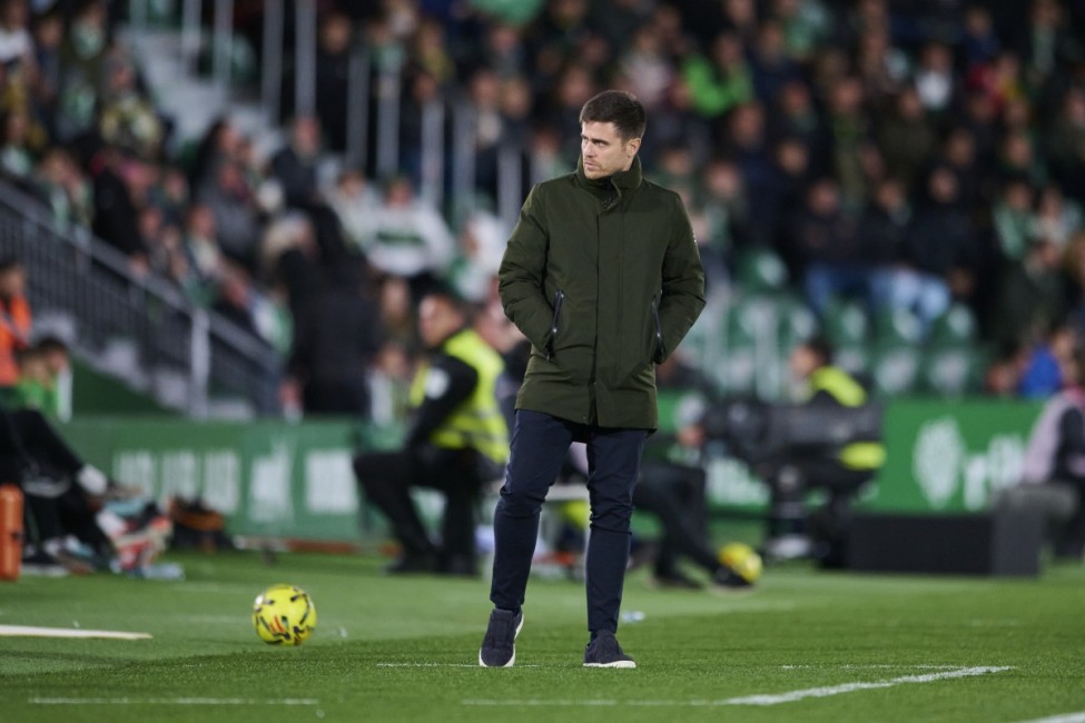 El técnico de CA Osasuna en la banda del Martínez Valero - Foto: EP