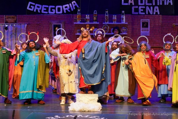 'Los Robinsones de la Isla' ganan el concurso de chirigotas de Cartagena caracterizados de Jesús y sus discípulos en la última cena